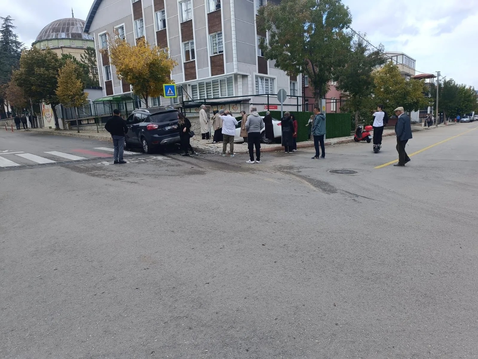 Kontrolsüz Kavşakta Otomobiller Çarpıştı; Şans Eseri Yaralanan Olmadı