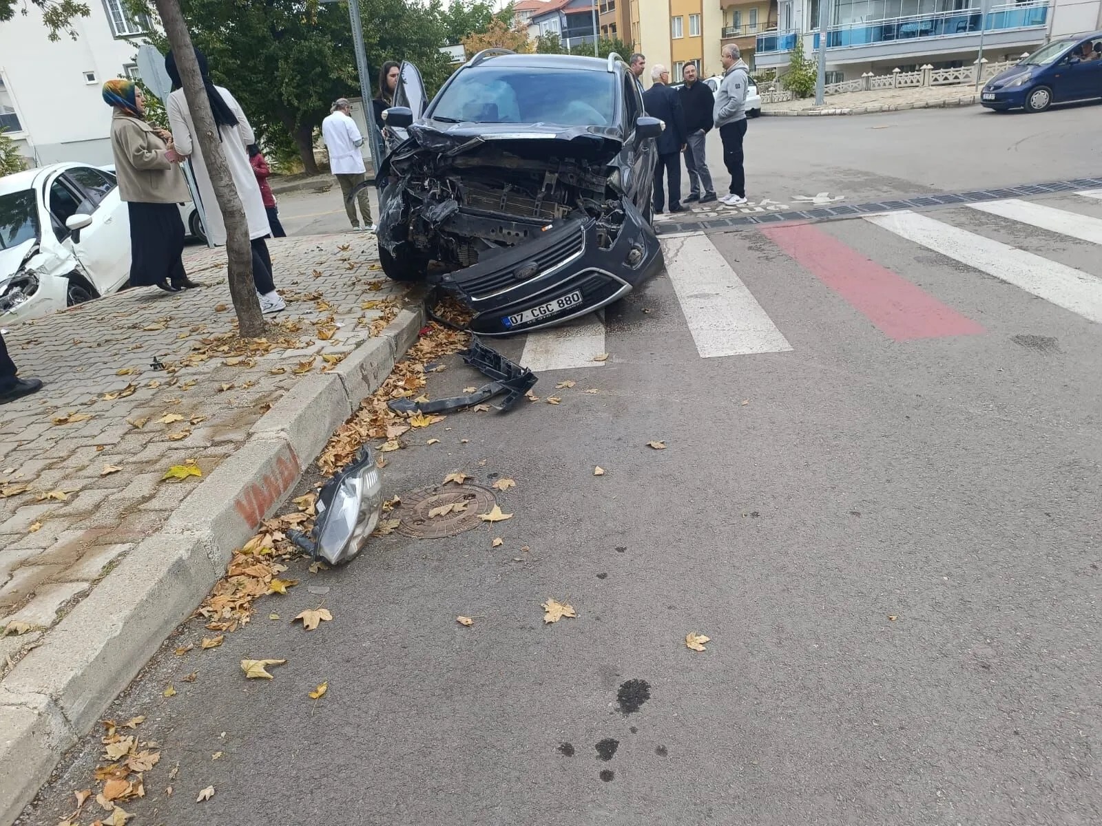 Kontrolsüz Kavşakta Otomobiller Çarpıştı; Şans Eseri Yaralanan Olmadı-1