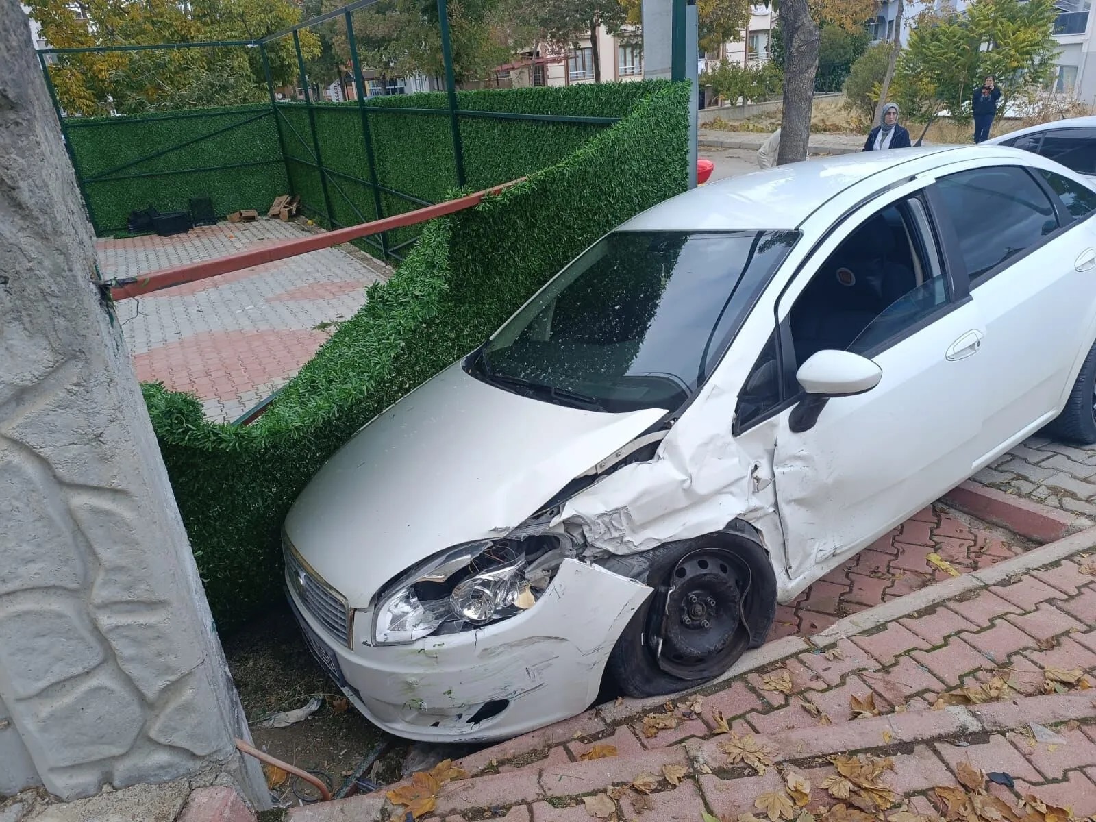 Kontrolsüz Kavşakta Otomobiller Çarpıştı; Şans Eseri Yaralanan Olmadı-2