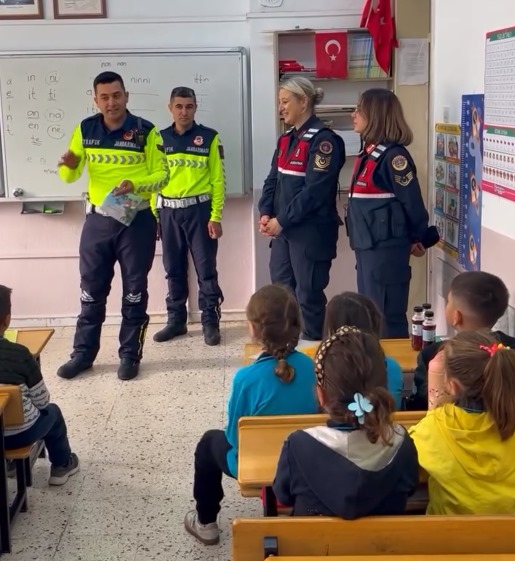 Jandarma öğrencilere güvenlik ve trafik bilinci eğitimi verdi-1