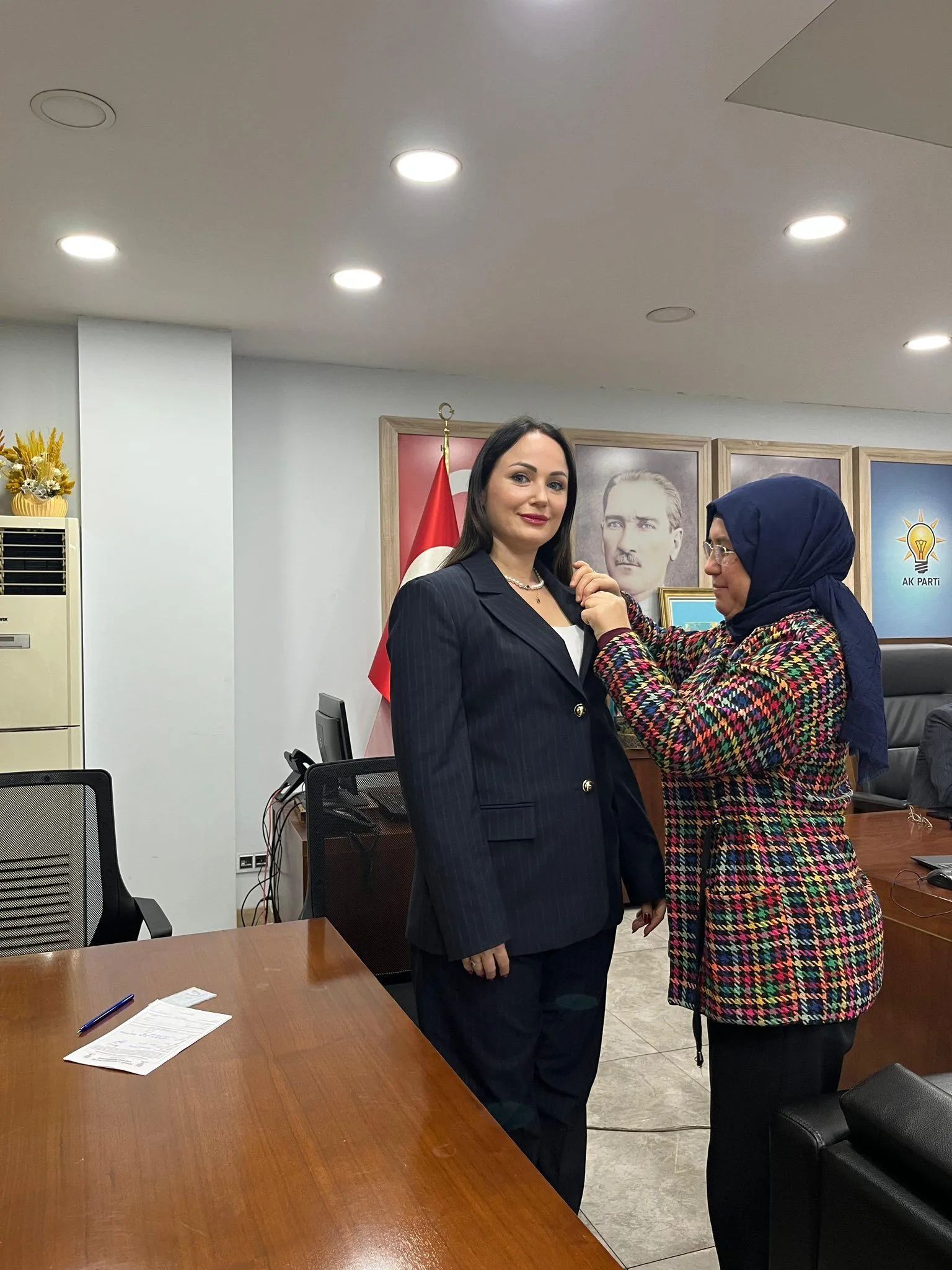 Ak Parti Isparta Kadın Kolları’na Rus Asıllı Yeni Üye Anna Bıçak’a Rozet Töreni (2)