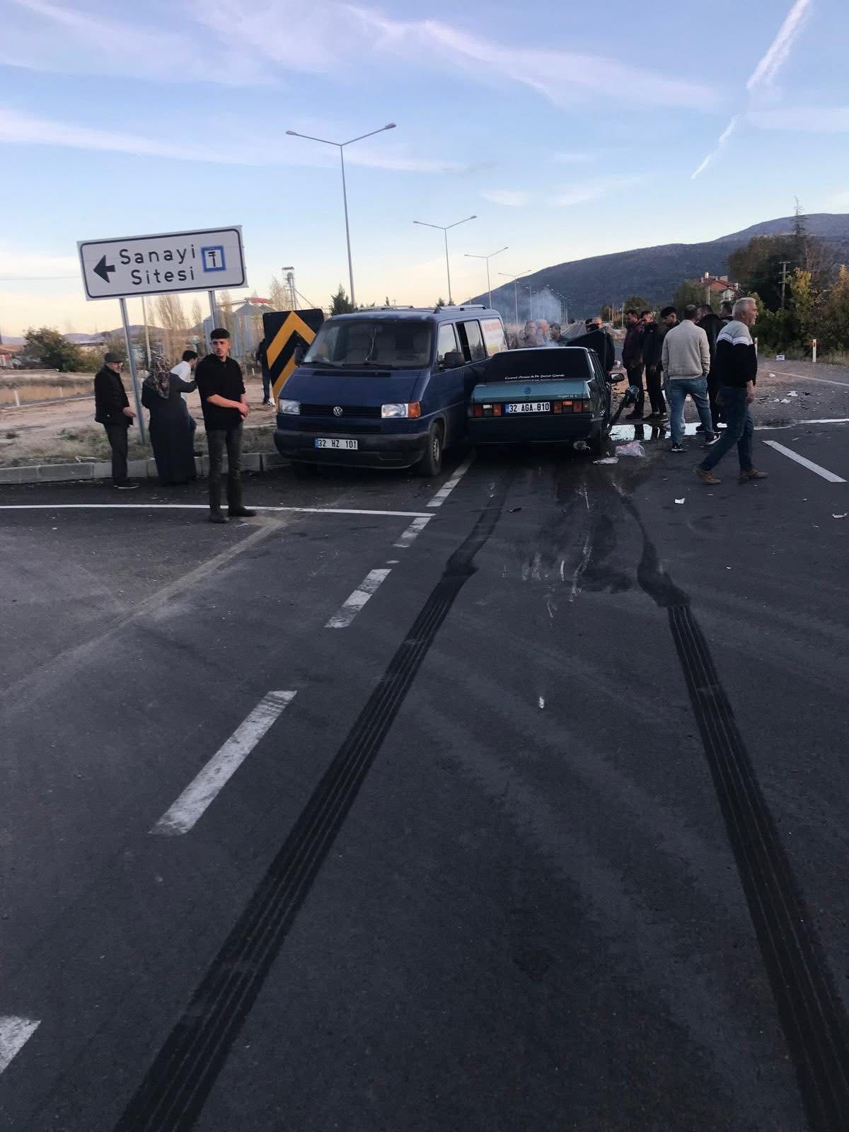 Araçlar Çarpıştı; Gıda Malzemeleri Yola Saçıldı (1)