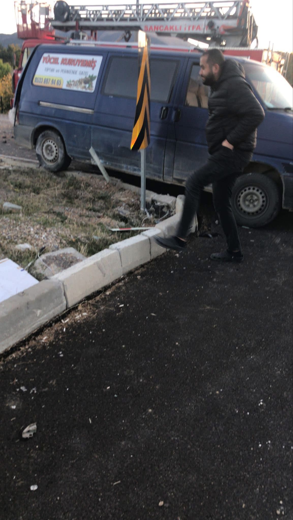 Araçlar Çarpıştı; Gıda Malzemeleri Yola Saçıldı (2)