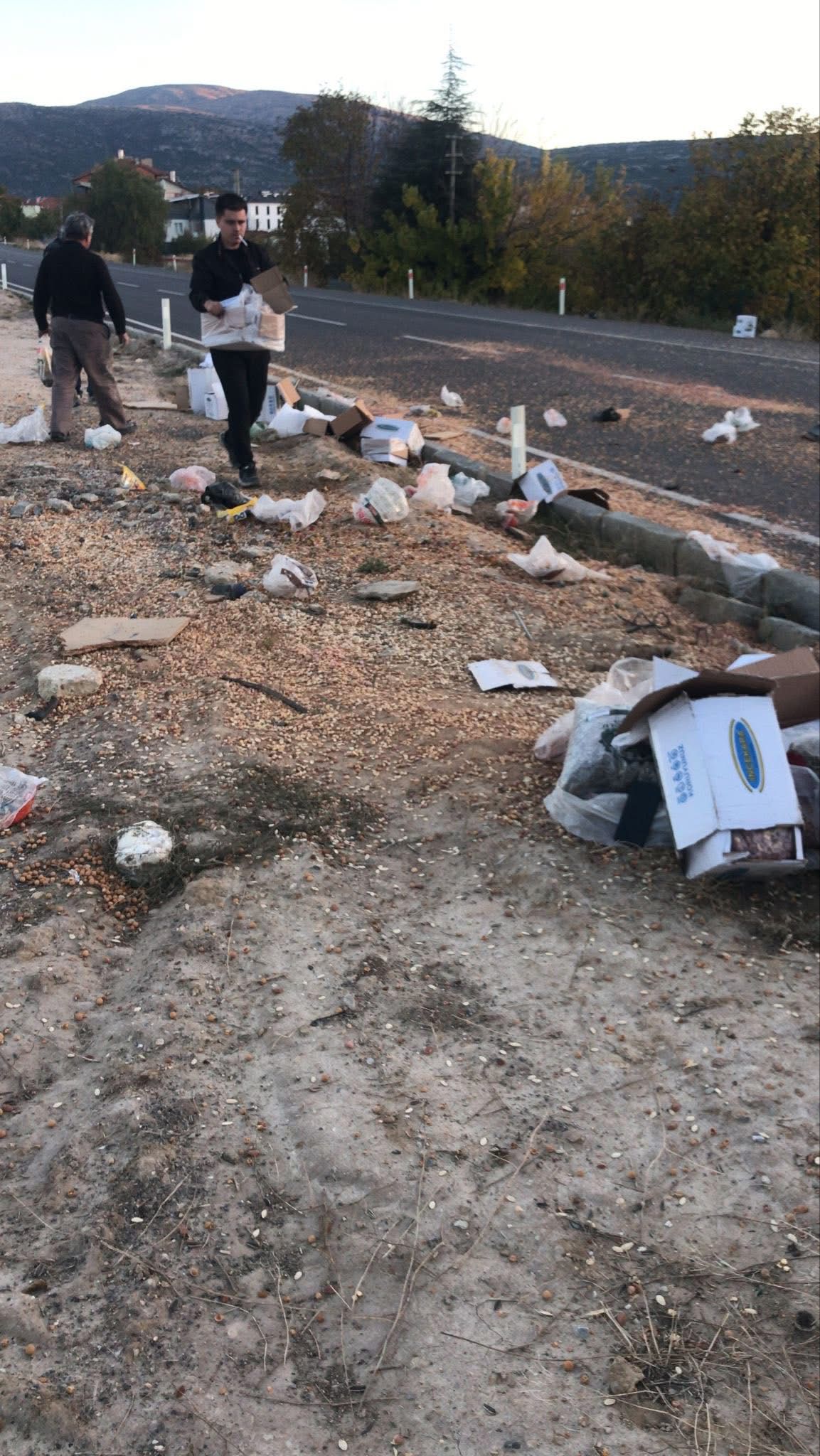 Araçlar Çarpıştı; Gıda Malzemeleri Yola Saçıldı (3)
