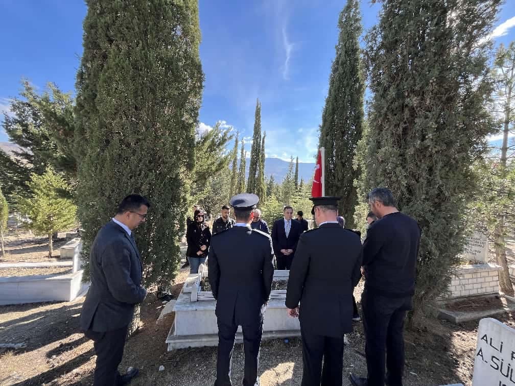 Gelendost’ta Şehit Feyyaz Korkmaz Mezarı Başında Anıldı (1)
