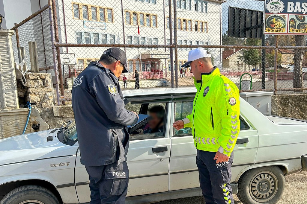 Isparta’da Okul Önleri Ve Asayiş Uygulamaları Kararlılıkla Sürüyor (4)