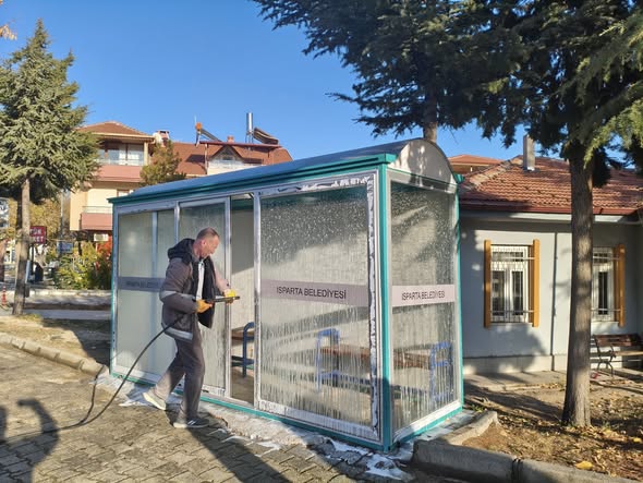 Isparta’da Otobüs Durakları Foşur Foşur Yıkandı (4)