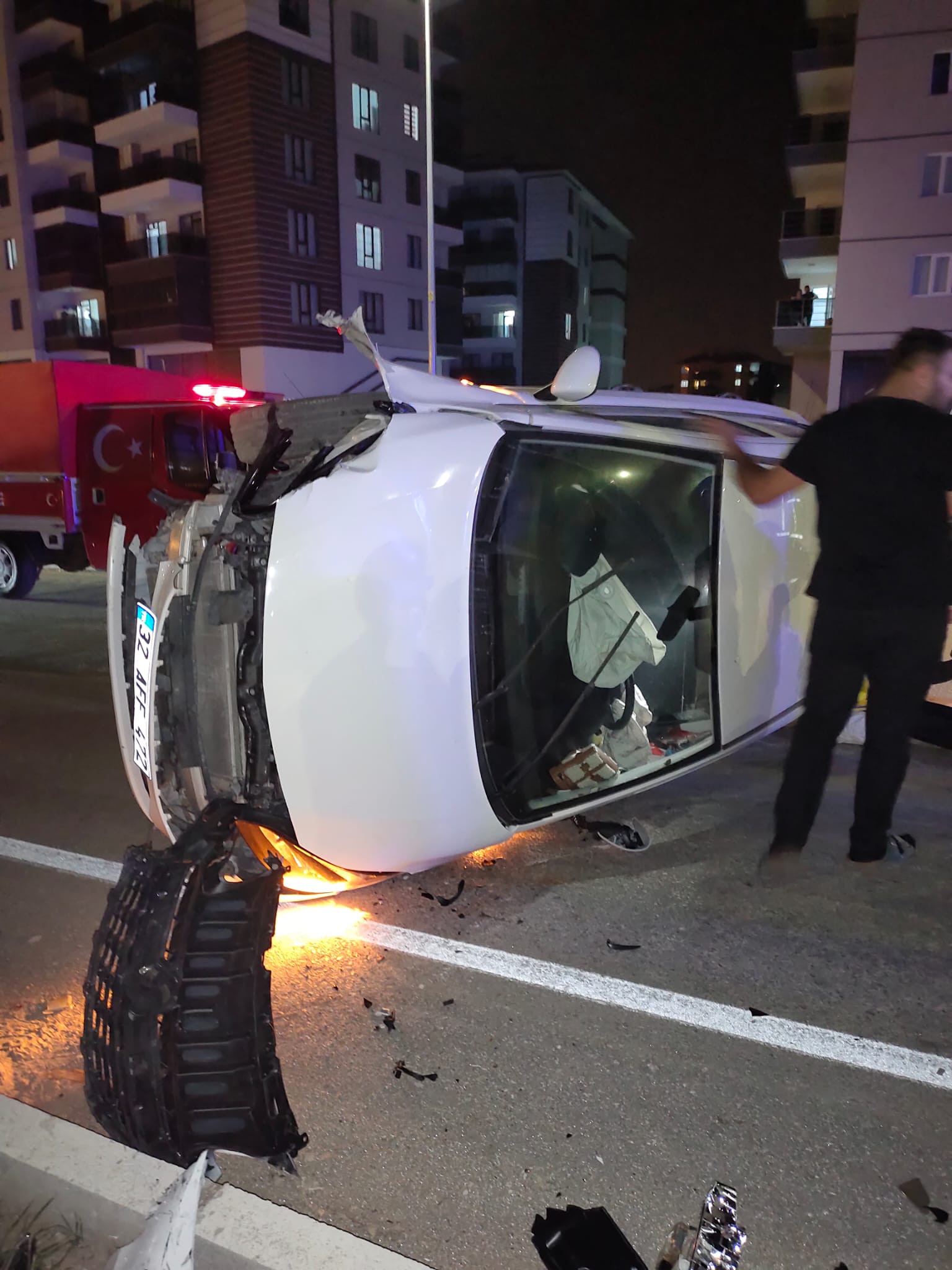 Isparta’da Otomobil Aydınlatma Direğine Çarptı 1 Yaralı (3)