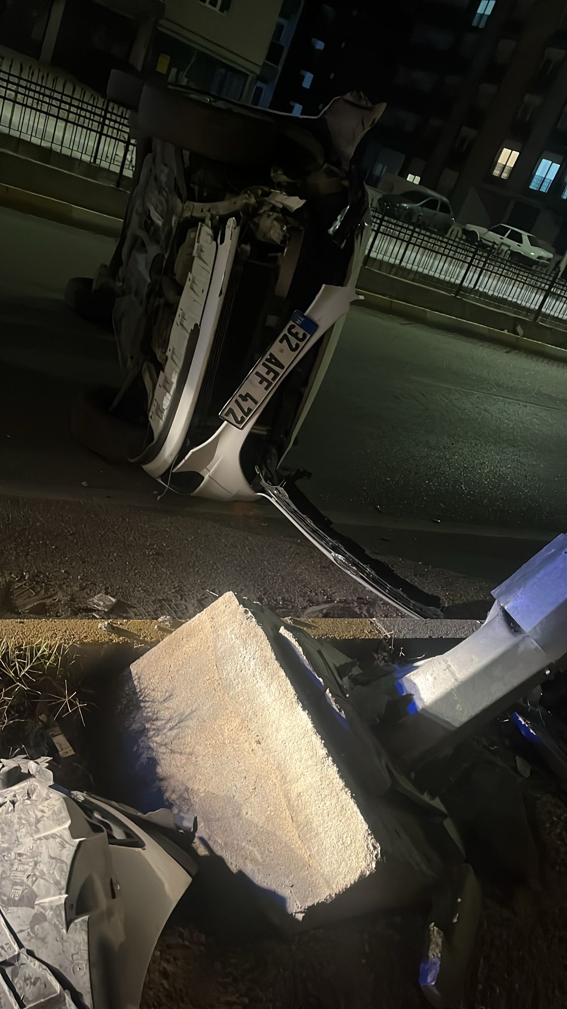 Isparta’da Otomobil Aydınlatma Direğine Çarptı 1 Yaralı (5)