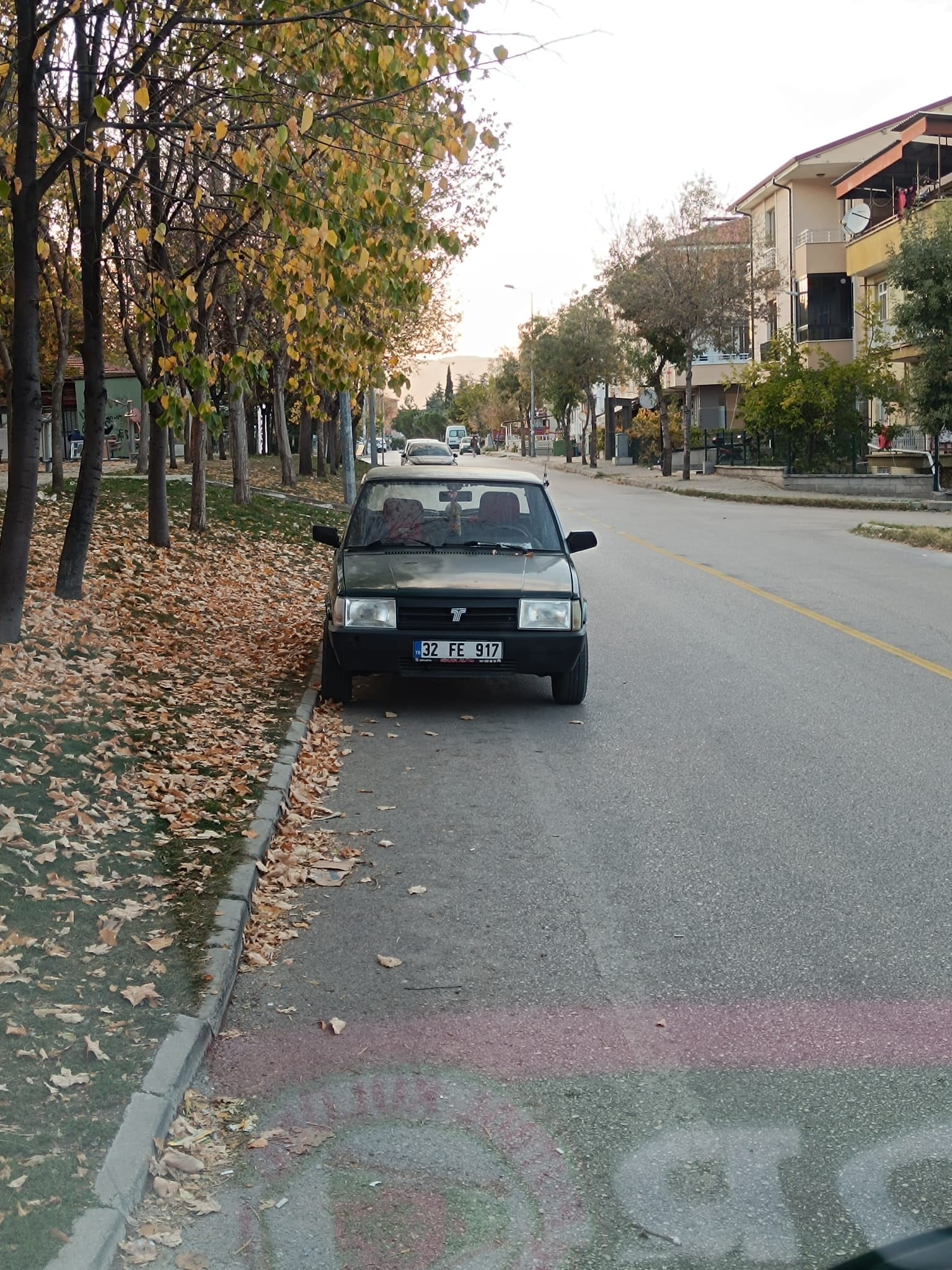 Isparta’da Sağ Şeride Park Edilmiş Araçlar Kazaya Sebebiyet Veriyor! (1)
