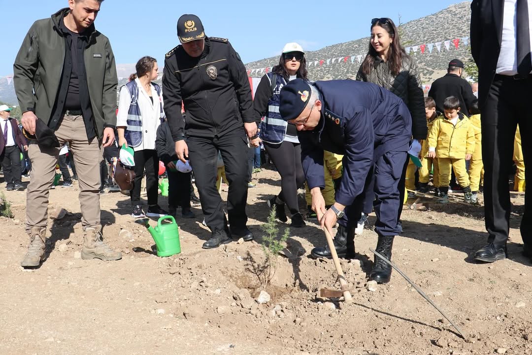 Jandarma Ekipleri Milli Ağaçlandırma Günü’nde Fidan Dikti (1)