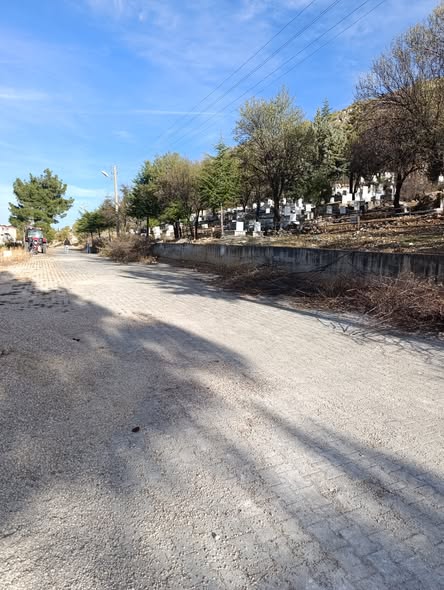 Mezarlıklarda Temizlik Ve Çevre Düzenleme Çalışması Yapıldı (2)