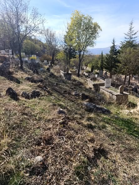 Mezarlıklarda Temizlik Ve Çevre Düzenleme Çalışması Yapıldı (3)