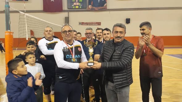 Şarkikaraağaç’ta 24 Kasım Öğretmenler Günü Voleybol Turnuvası Düzenlendi (1)
