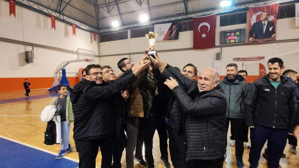 Şarkikaraağaç’ta 24 Kasım Öğretmenler Günü Voleybol Turnuvası Düzenlendi (2)