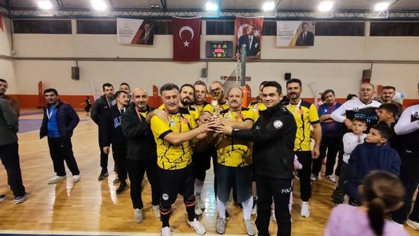 Şarkikaraağaç’ta 24 Kasım Öğretmenler Günü Voleybol Turnuvası Düzenlendi (3)