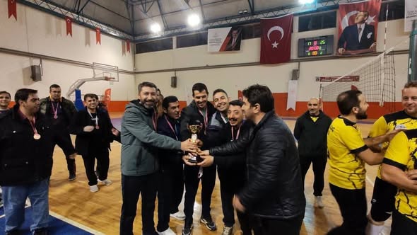 Şarkikaraağaç’ta 24 Kasım Öğretmenler Günü Voleybol Turnuvası Düzenlendi (4)