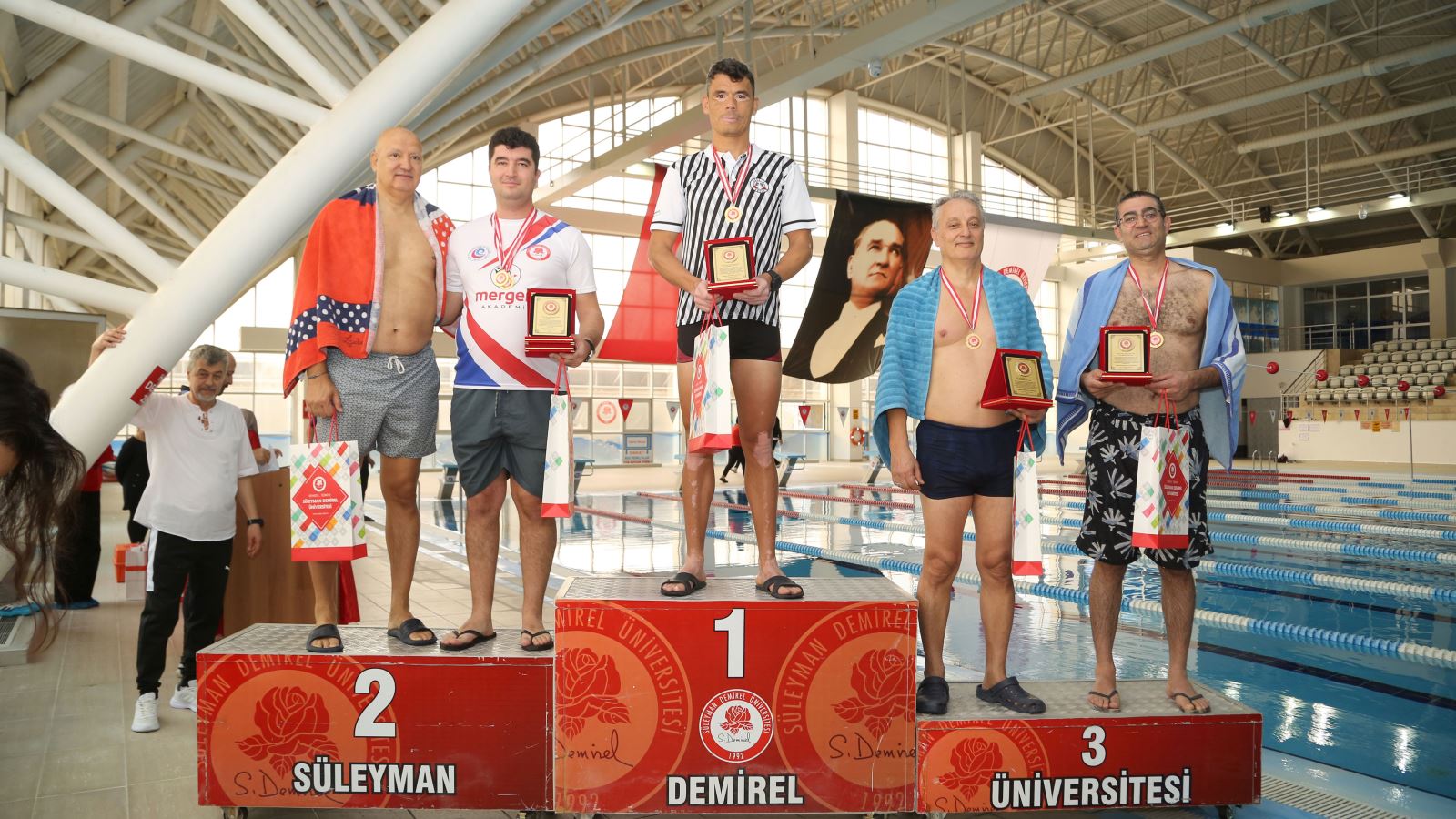 Sdü’de “24 Kasım Öğretmenler Günü Yüzme Yarışı” Gerçekleştirildi (2)