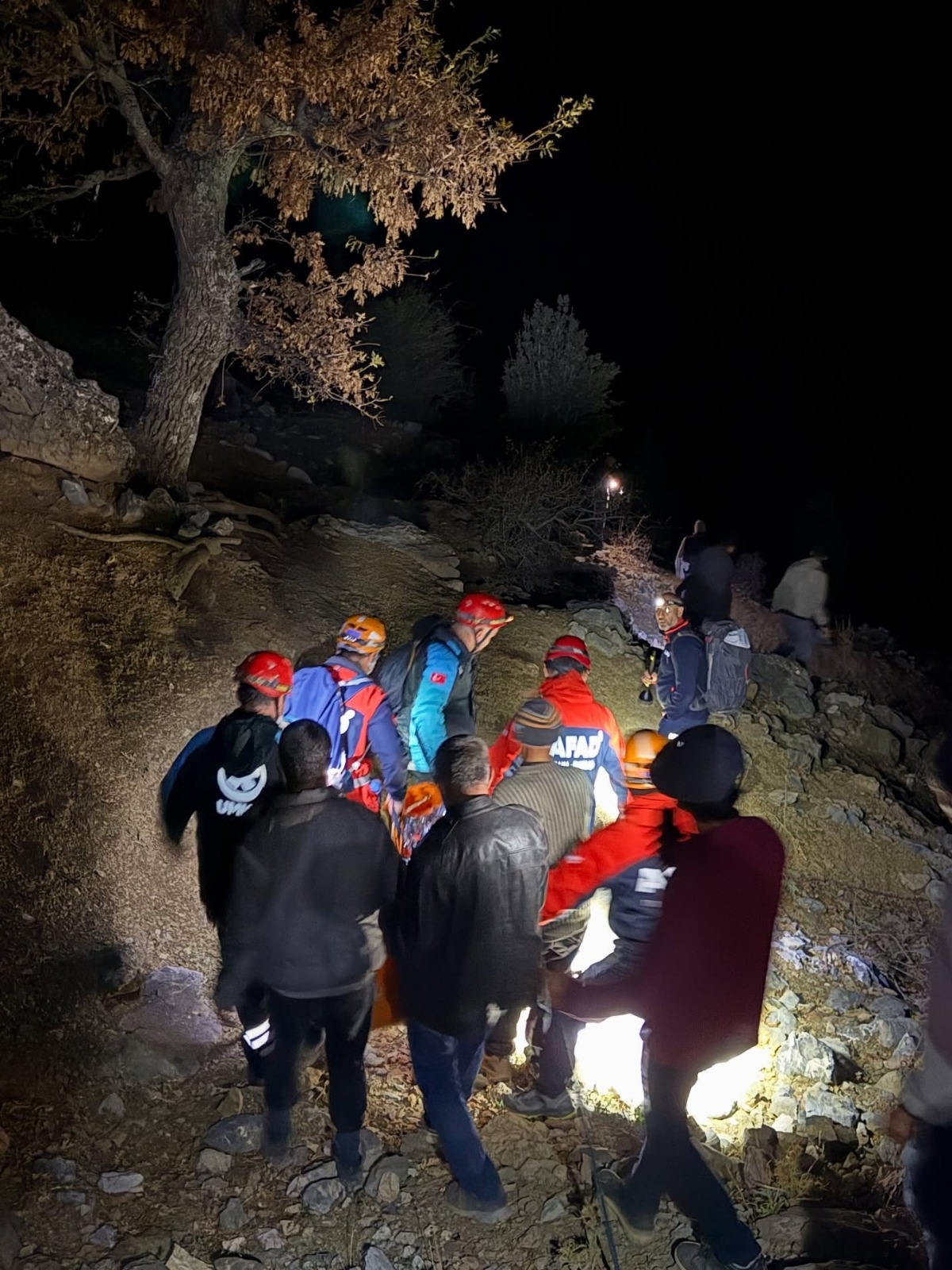 Sütçüler’de Yüksekten Düşen Yaşlı Adam Kurtarıldı (3)