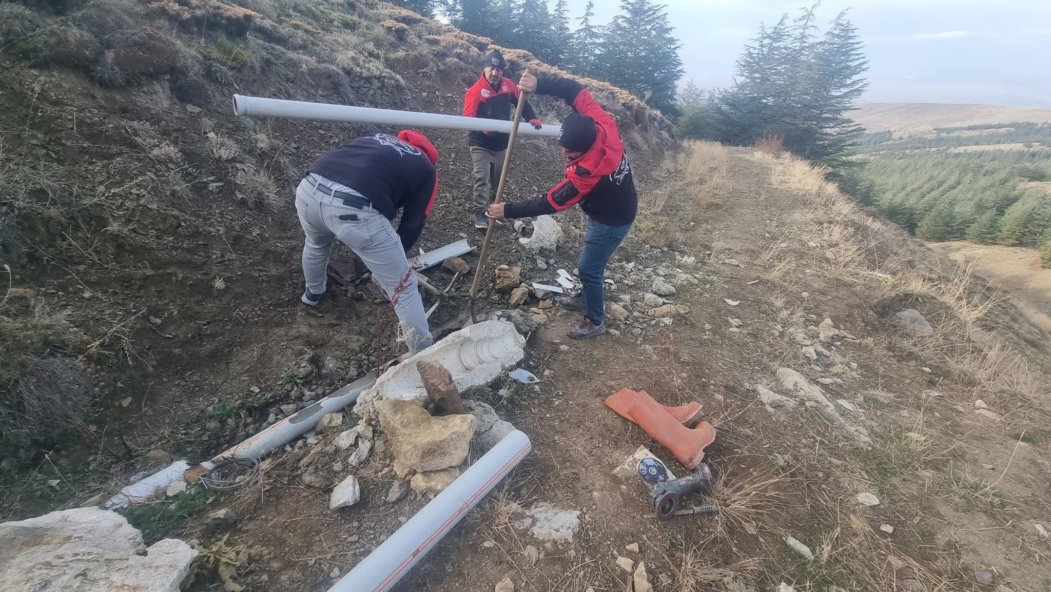 Yalvaç Bağkonak’ta İçme Suyu Hattına Sabotaj Muhtarlık Sorumluları Arıyor (2)