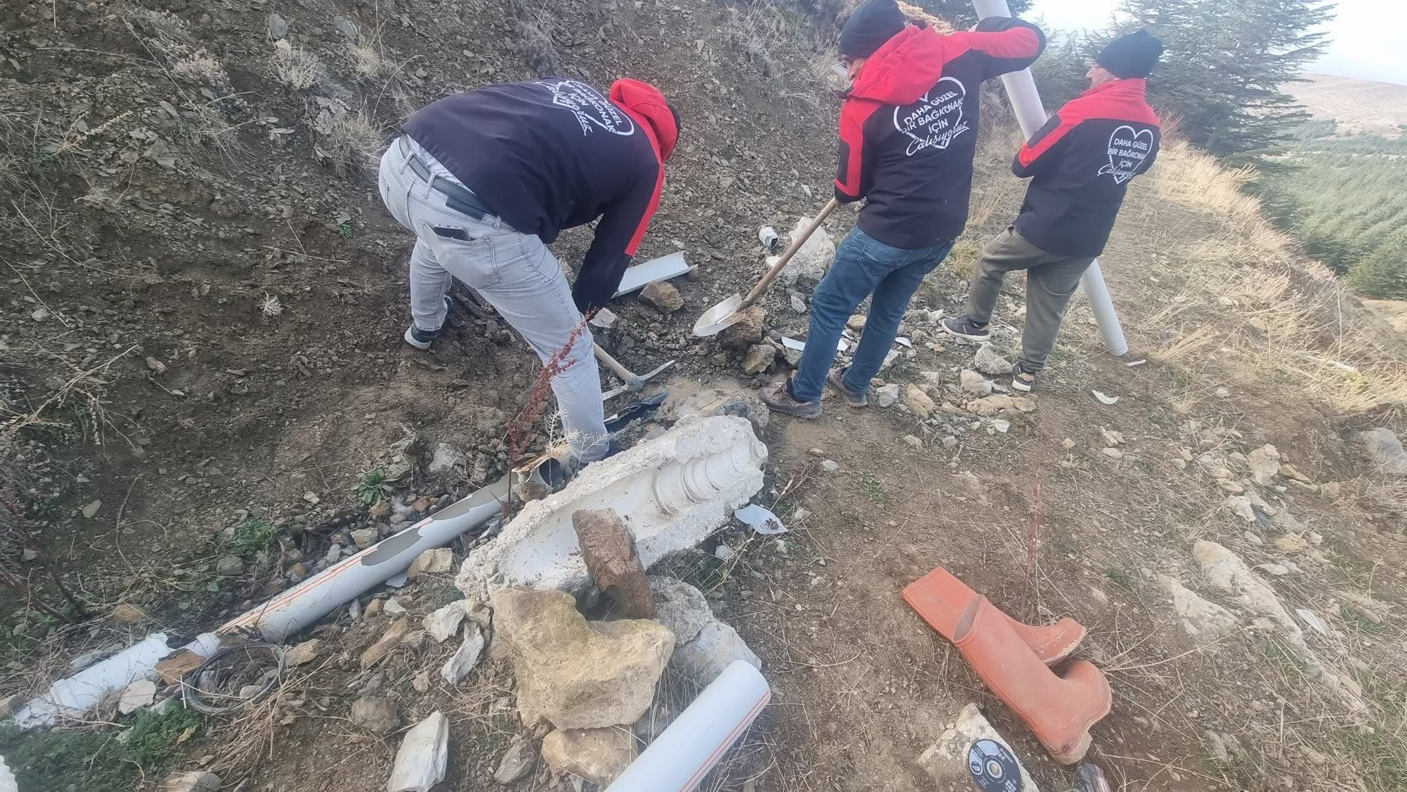 Yalvaç Bağkonak’ta İçme Suyu Hattına Sabotaj Muhtarlık Sorumluları Arıyor (4)