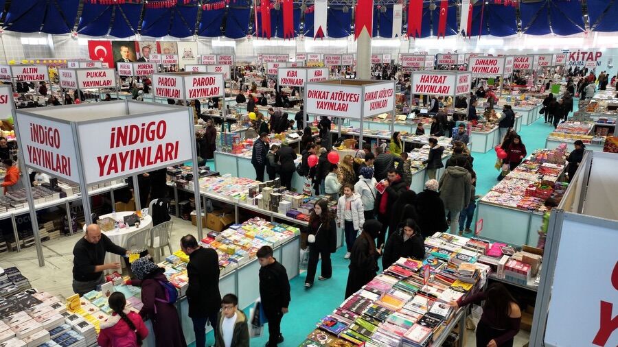 8. Isparta Kitap Fuarı’nın Üçüncü Gününde, Binlerce Ziyaretçi Yazarlar Ve Yayınevleriyle Bir Araya Geldi (1)