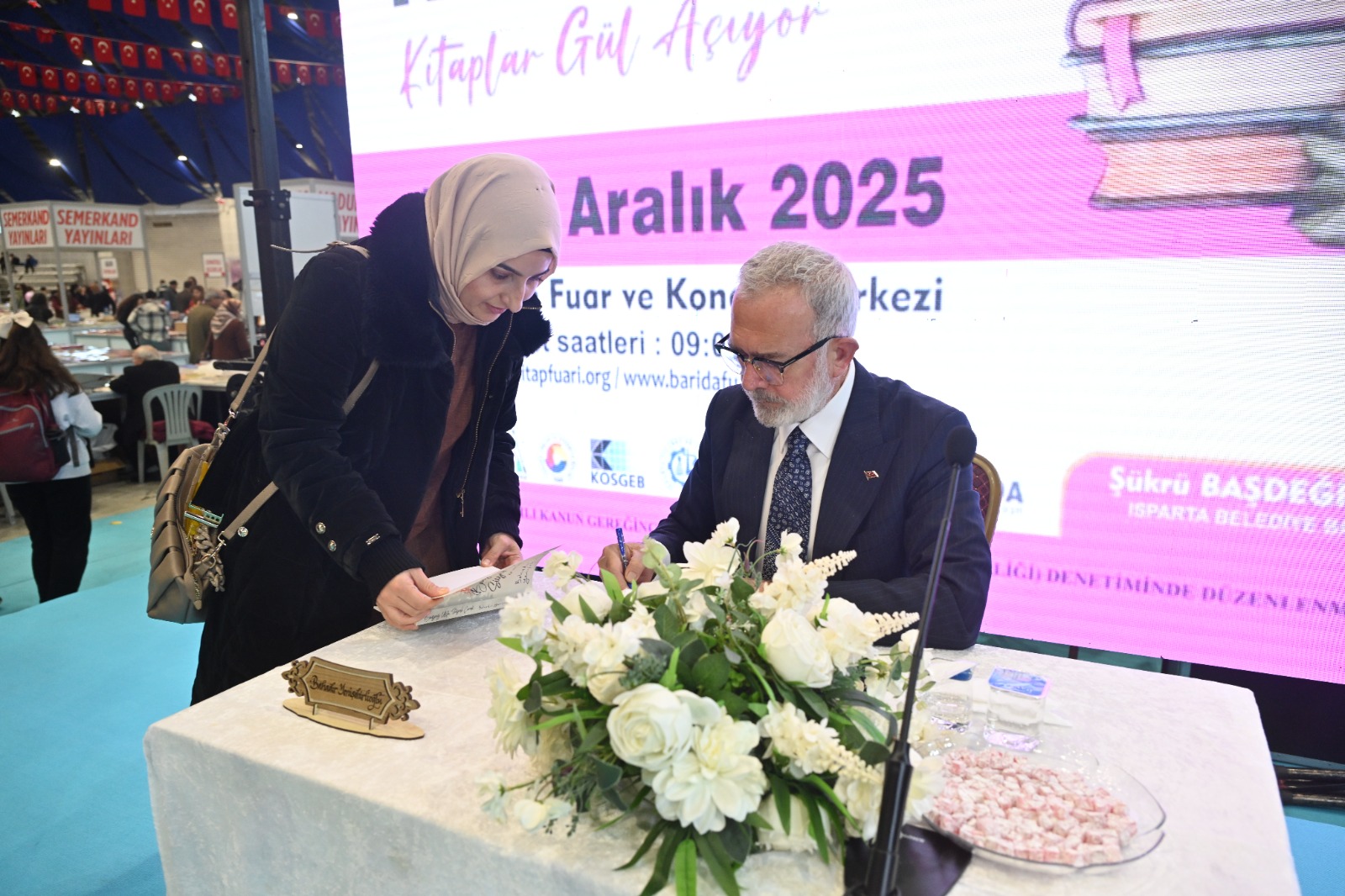 8'Nci Isparta Kitap Fuarı’nda Bahadır Yenişehirlioğlu Rüzgarı (6)