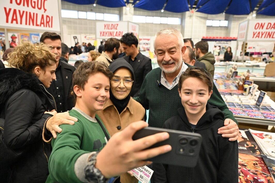Başkan Başdeğirmen, Isparta Kitap Fuarında Gençlerle Buluştu (1)