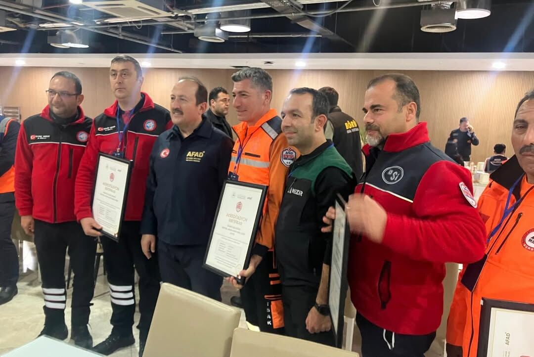 Gönüllülerine Sertifikaları Törenle Verildi (2)
