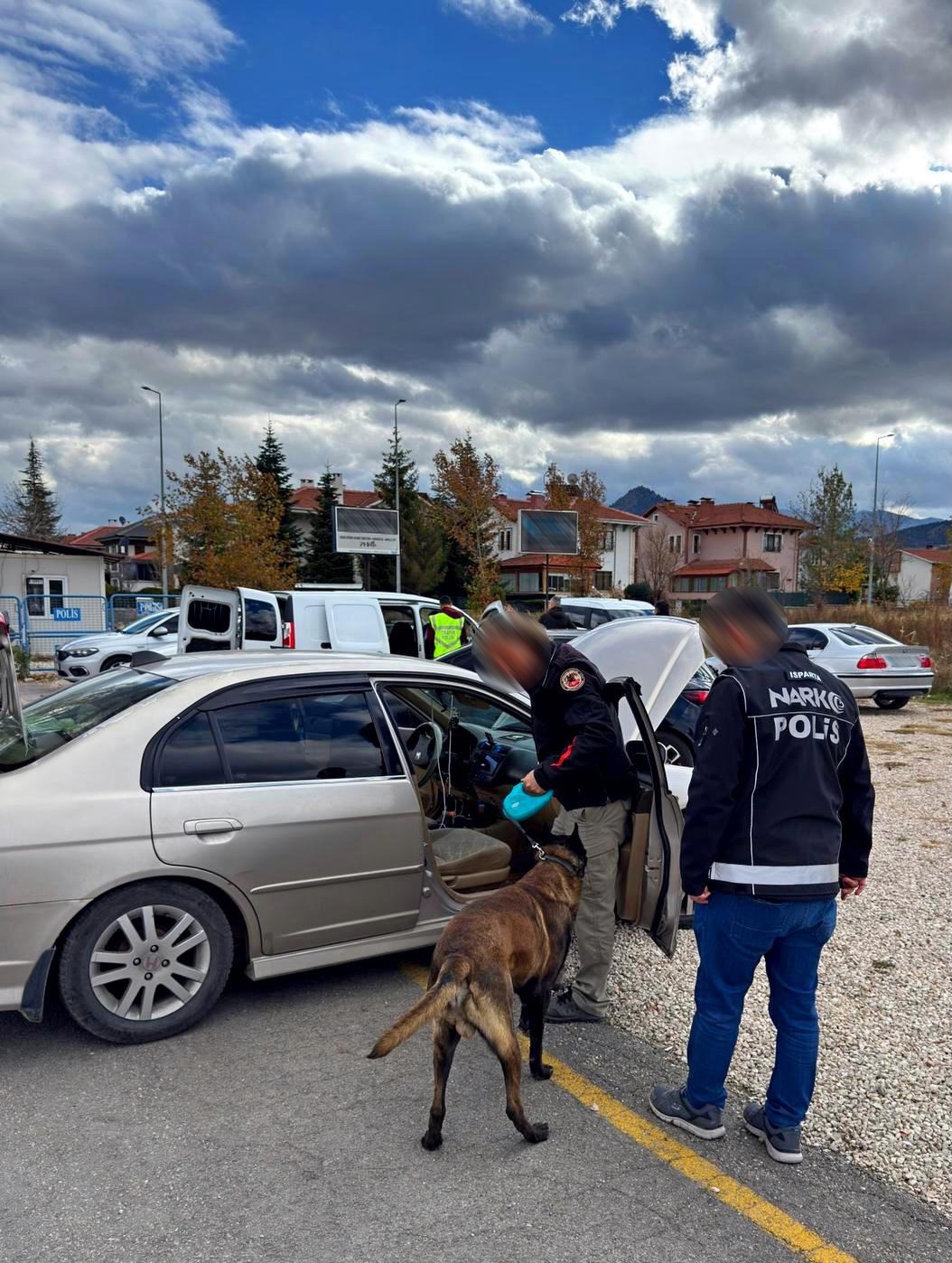 Isparta İl Emniyet Müdürlüğü Narkotik Suçlarla Mücadele Şube Müdürlüğü Ekiplerince, Uyuşturucu Ile Mücadele Kapsamında Kent Genelindeki Denetimler Sürdürüyor (2)
