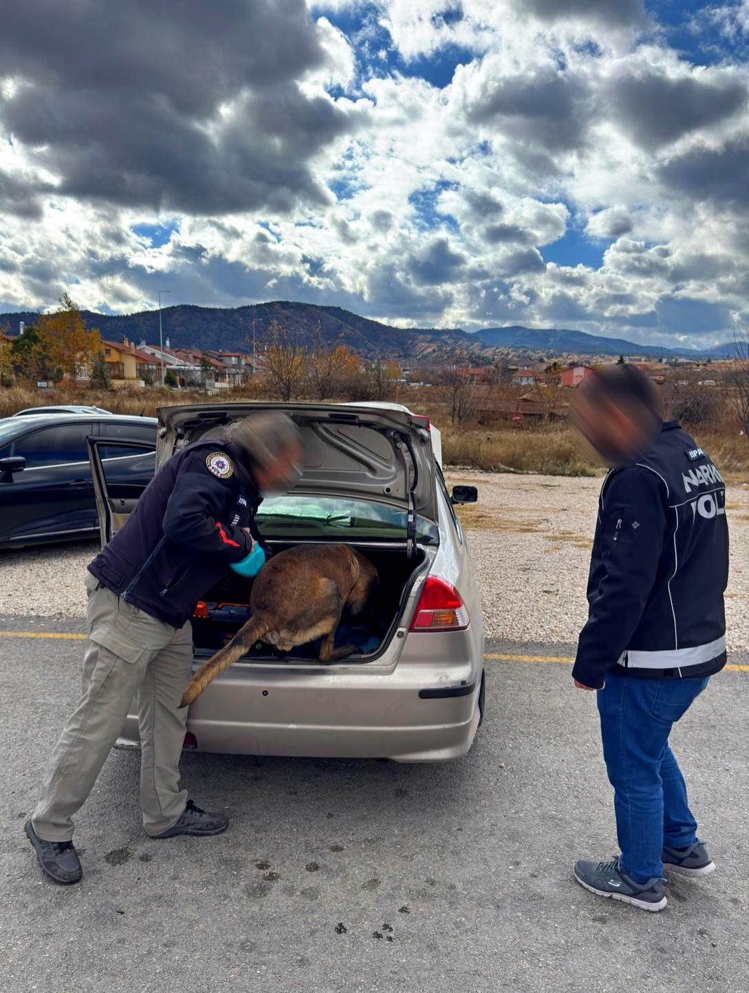 Isparta İl Emniyet Müdürlüğü Narkotik Suçlarla Mücadele Şube Müdürlüğü Ekiplerince, Uyuşturucu Ile Mücadele Kapsamında Kent Genelindeki Denetimler Sürdürüyor (4)