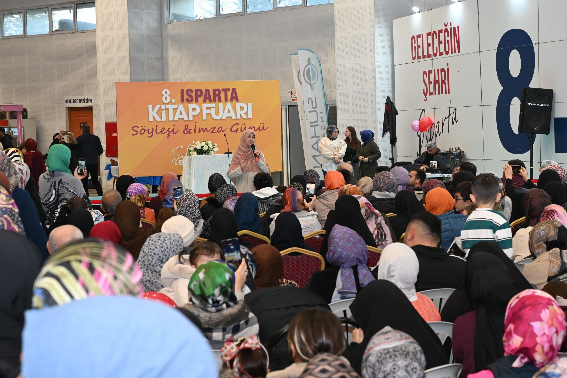 Isparta Kitap Fuari Sukru Erbas Ve Saliha Erdim Imza Soylesi (1)