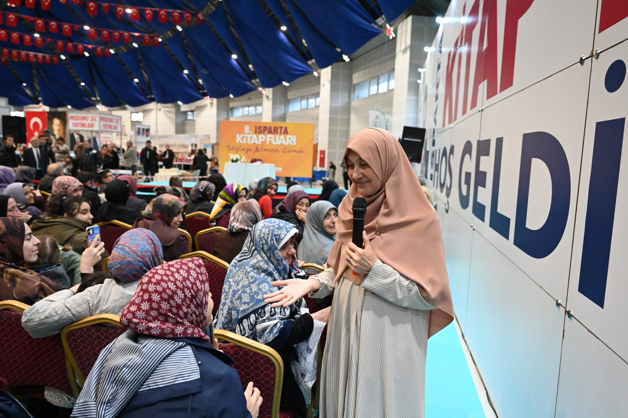 Isparta Kitap Fuari Sukru Erbas Ve Saliha Erdim Imza Soylesi (6)