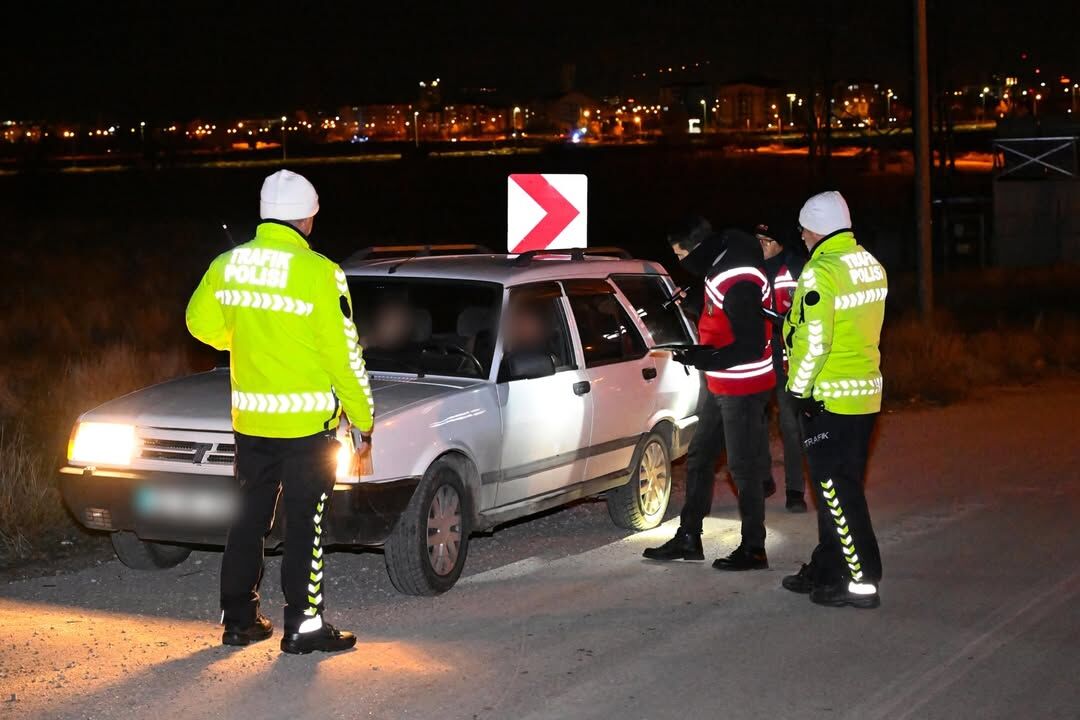 Isparta’da Araç Ve Şahıslara Yönelik Geniş Kapsamlı Denetim (1)