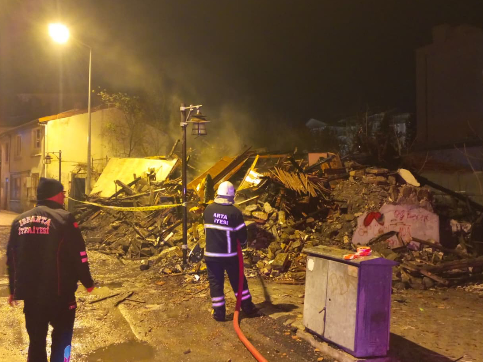 Isparta'da Metruk Bi̇na Küle Döndü (2)