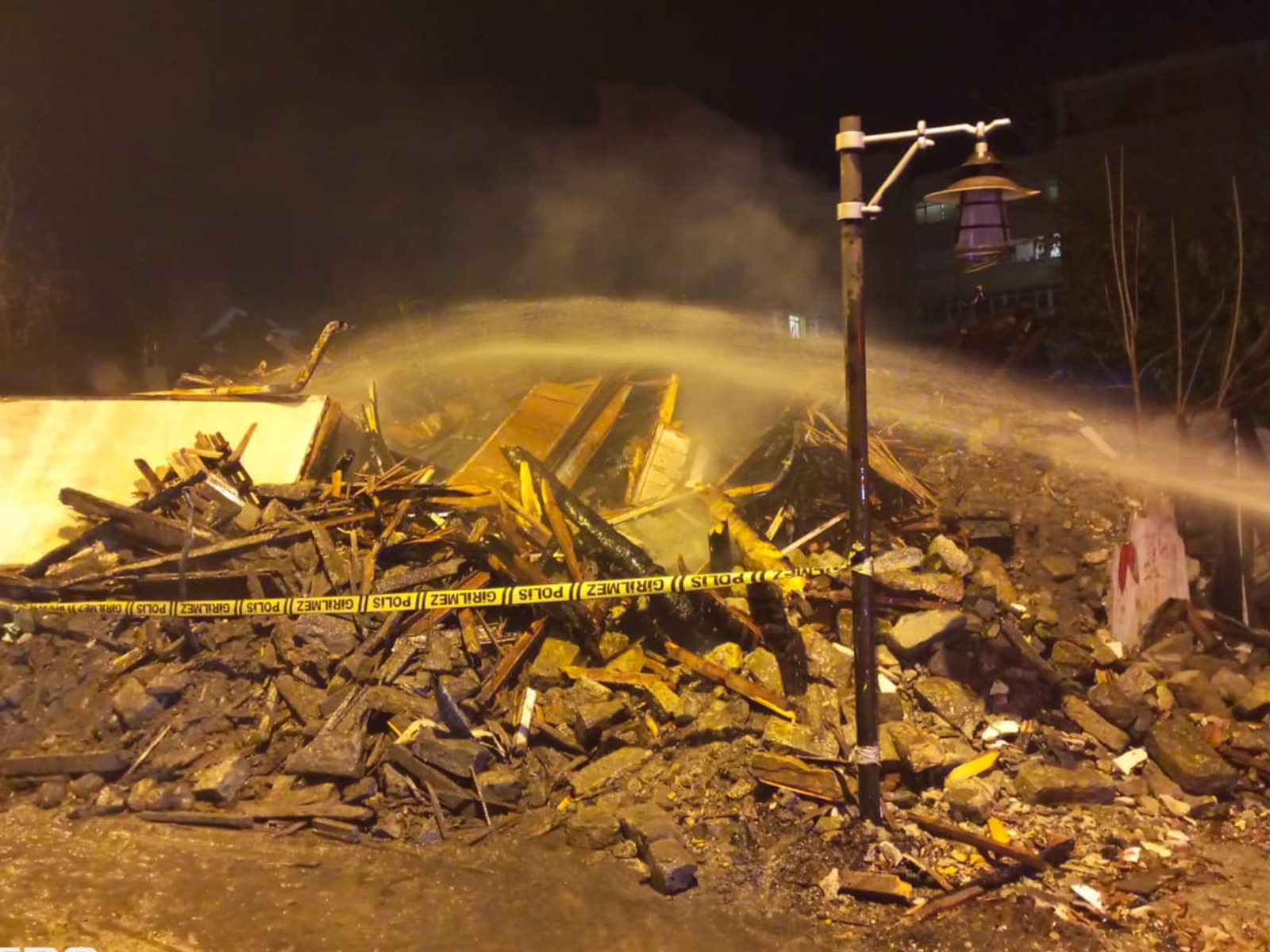 Isparta'da Metruk Bi̇na Küle Döndü (3)