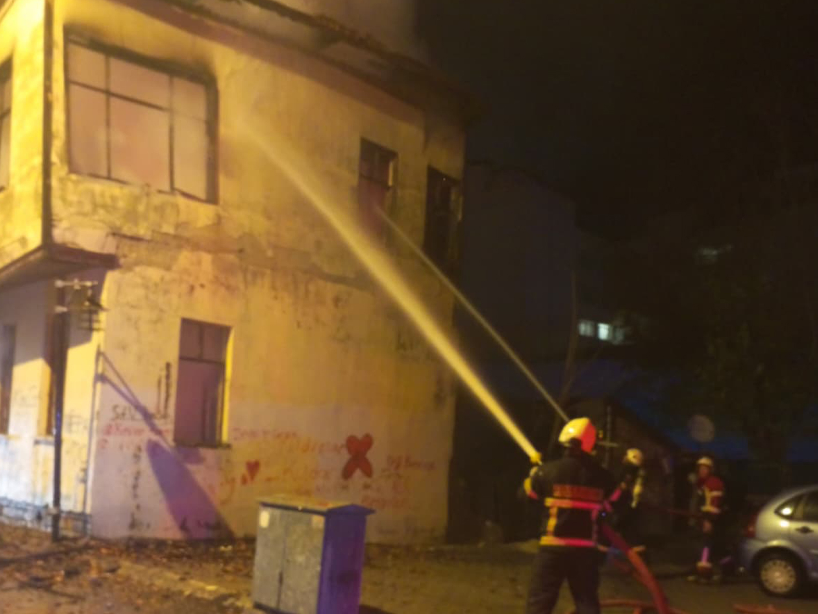 Isparta'da Metruk Bi̇na Küle Döndü (4)