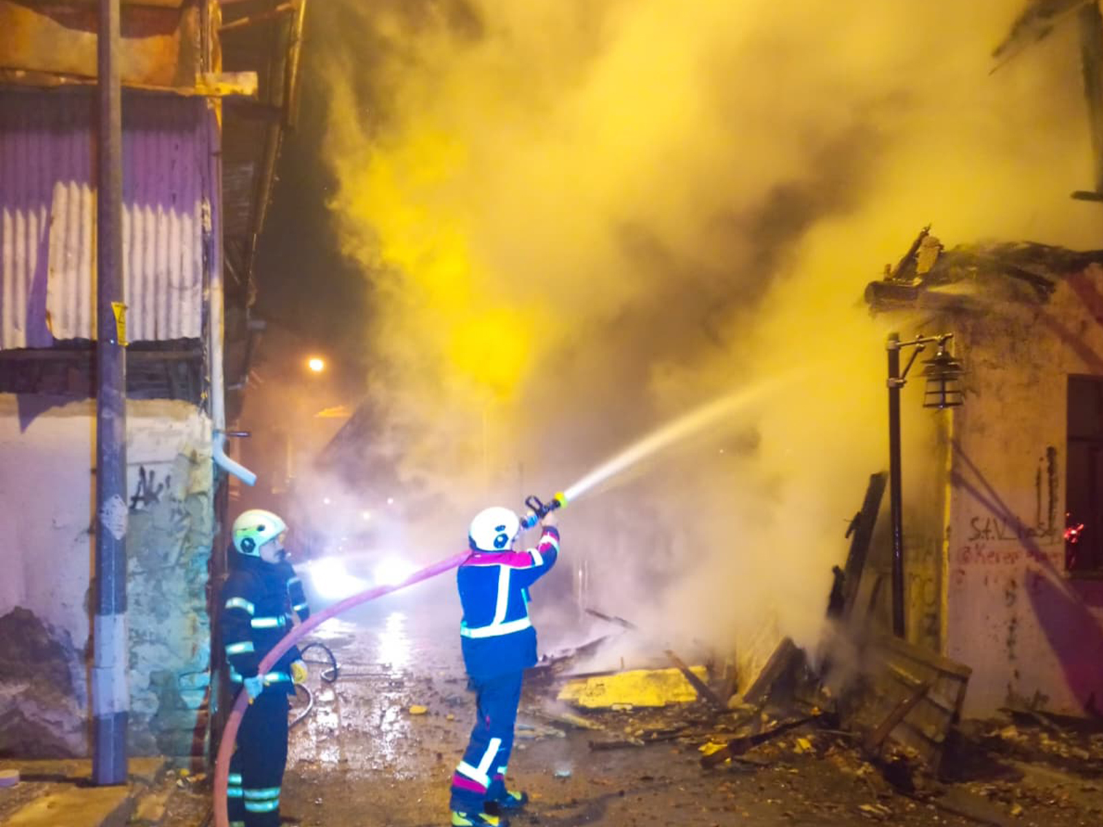 Isparta'da Metruk Bi̇na Küle Döndü (5)