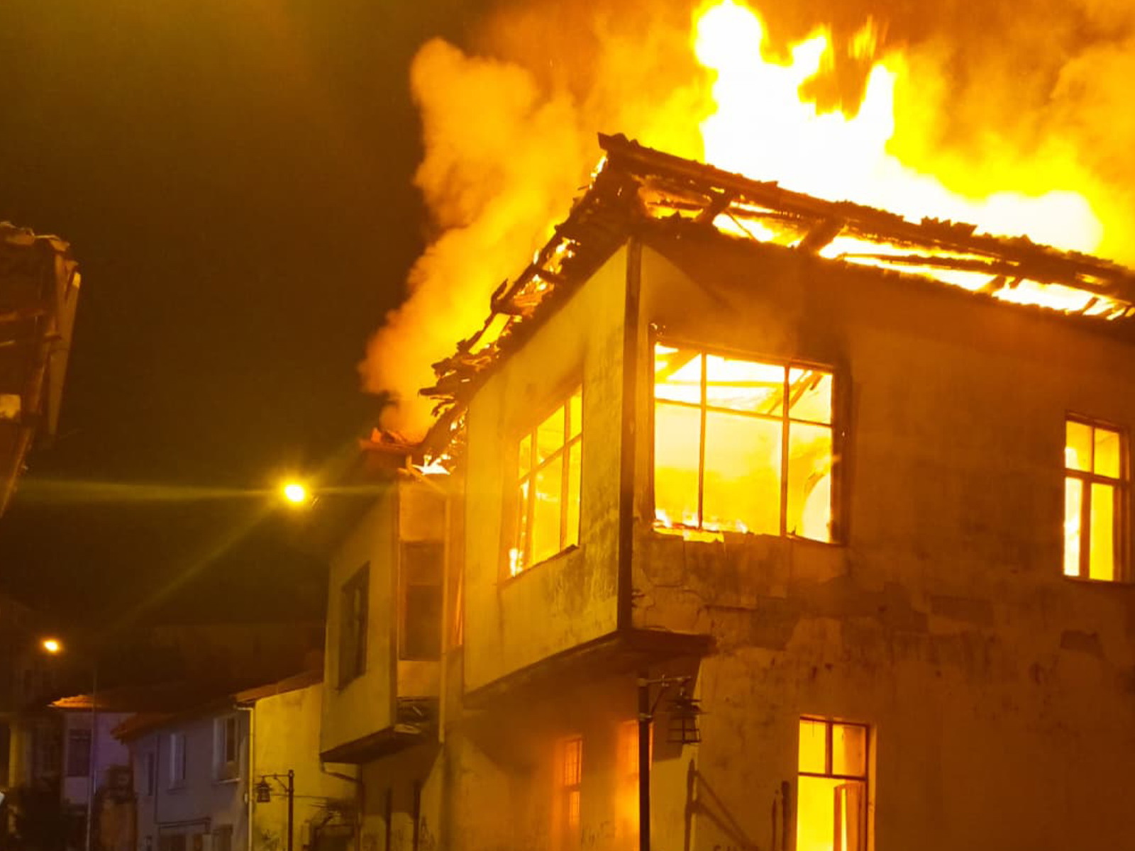 Isparta'da Metruk Bi̇na Küle Döndü (6)