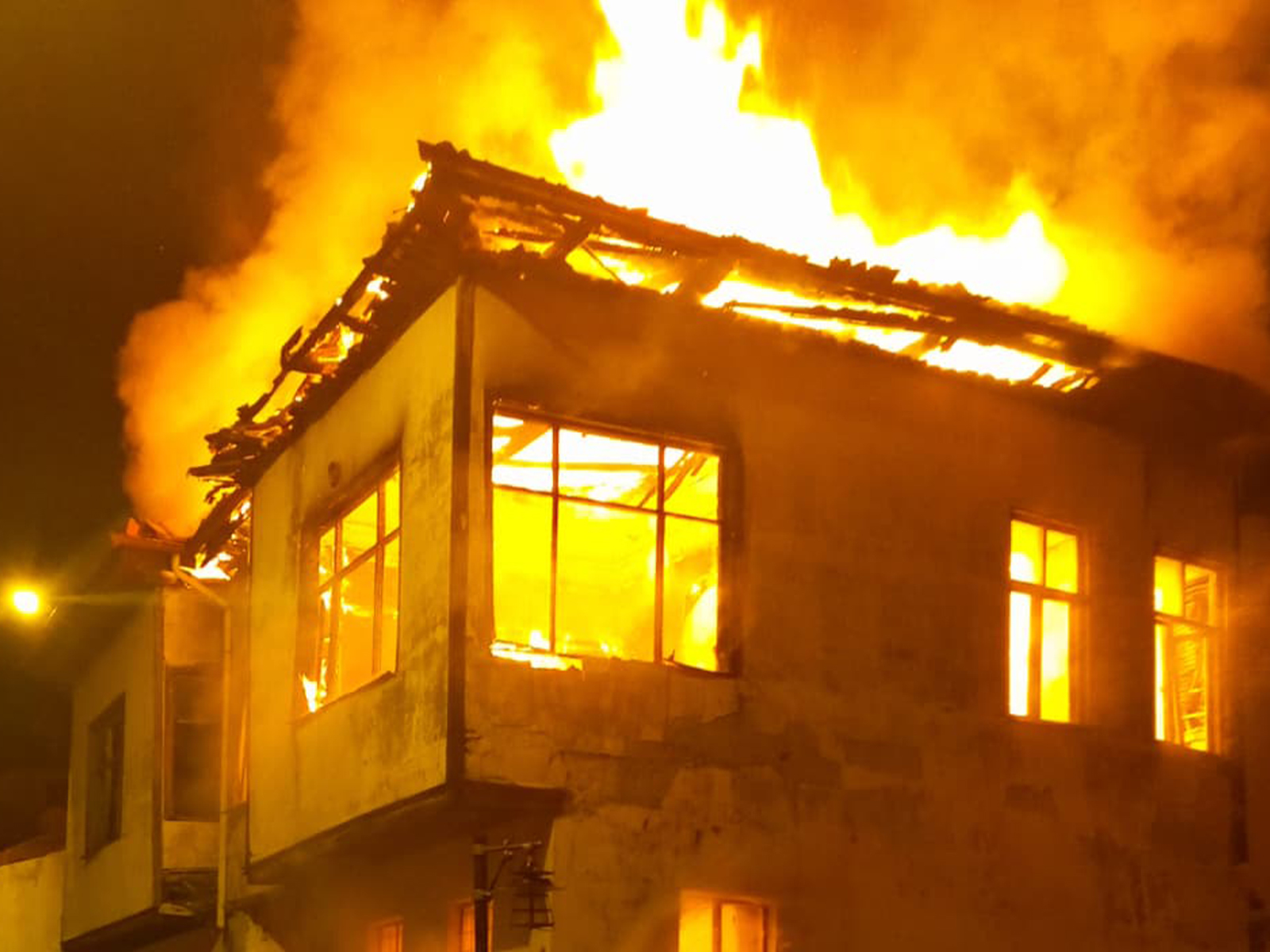 Isparta'da Metruk Bi̇na Küle Döndü (7)