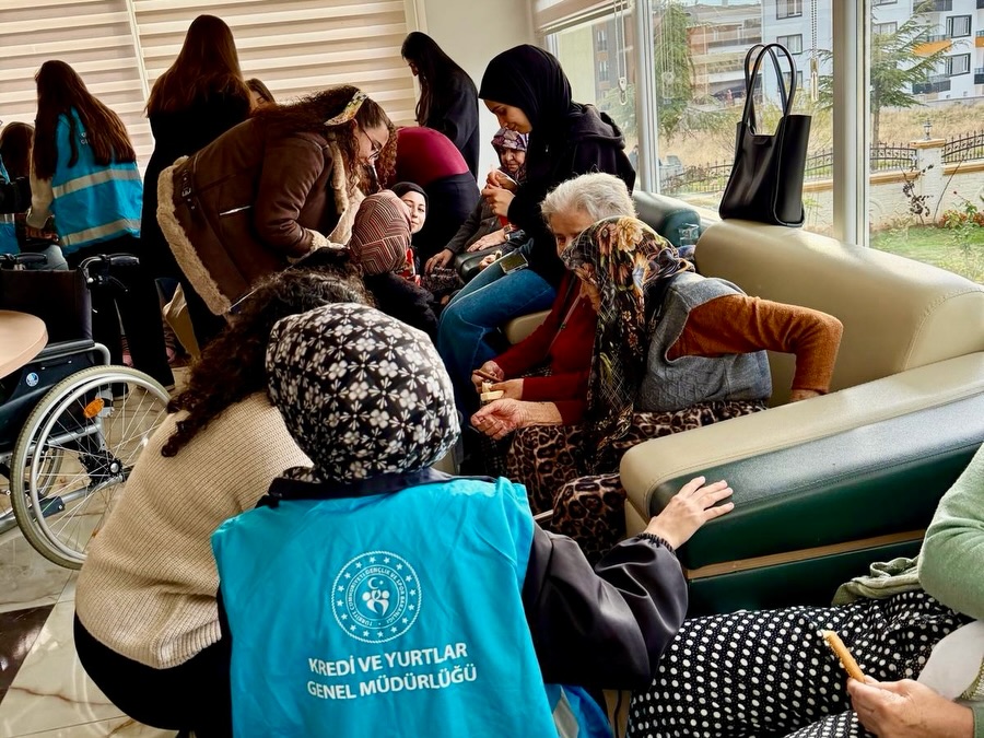 Isparta’da Öğrencilerden Huzurevi Sakinlerine Anlamlı Ziyaret 3