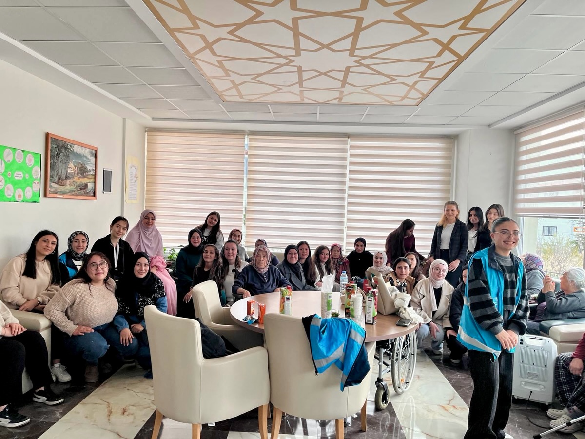 Isparta’da Öğrencilerden Huzurevi Sakinlerine Anlamlı Ziyaret 4