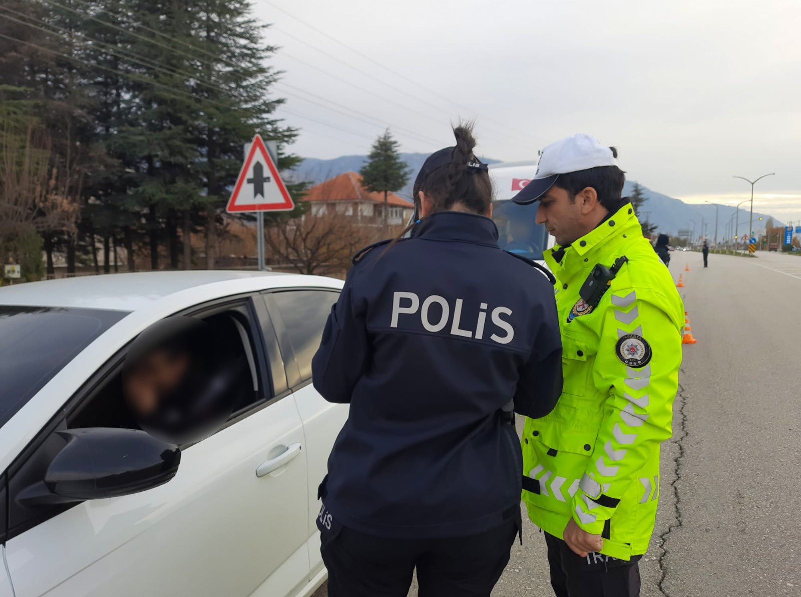 Isparta’da Okul Önleri Ve Asayiş Denetimi Kararlılıkla Sürdürülüyor (2)