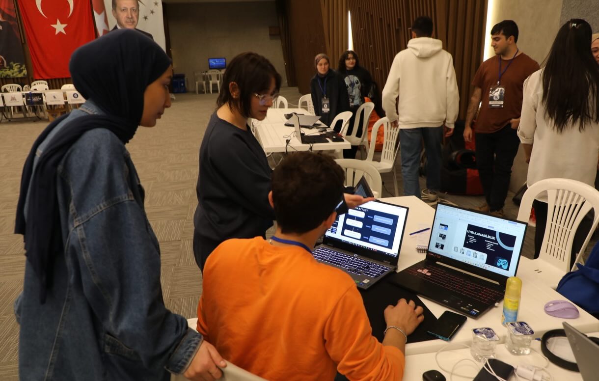 Isübü’de “Fikirden Koda Gençler Üretiyor” Maratonu Tamamlandı (2)