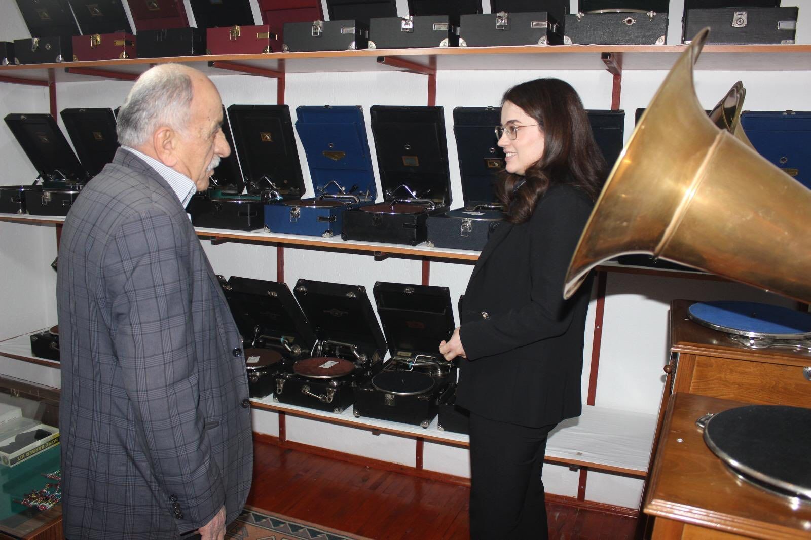 Kaymakam Gür, Uluğbey Köyü’nde Özel Müzik Koleksiyonunu Inceledi (3)