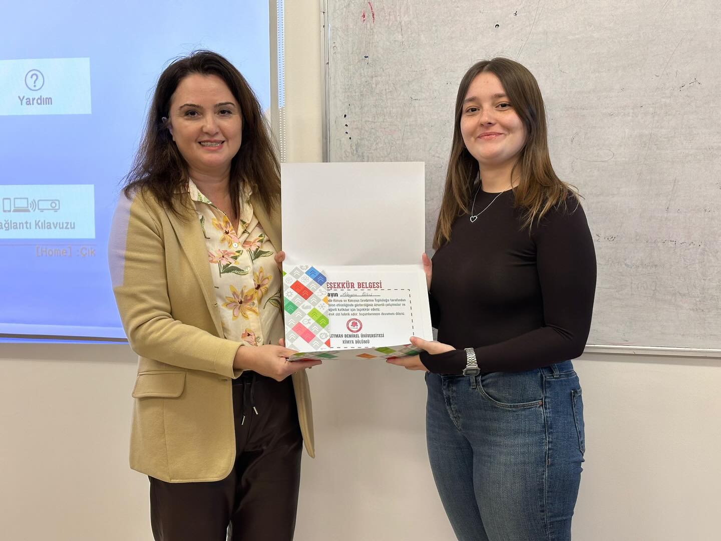 Kimya Ve Kimyayı Sevdirme Topluluğu’na Teşekkür Belgesi Takdimi (2)