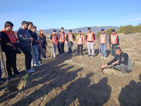 Öğrencilerden “Yeşil Vatan” Seferberliğine 500 Fidanla Destek (2)
