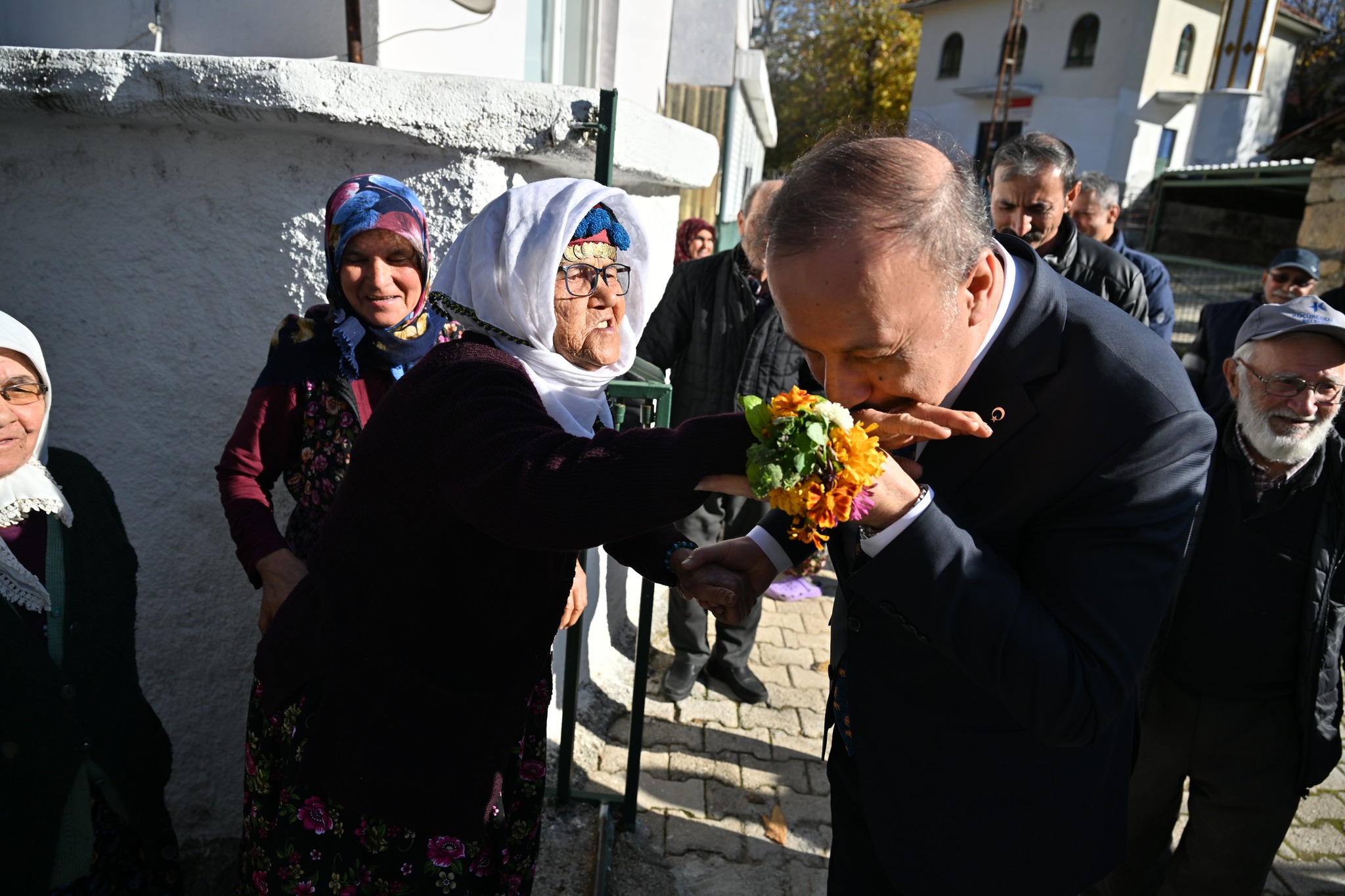 Vali Erin, Sütçüler’in Köylerinde Vatandaşlarla Buluştu (4)