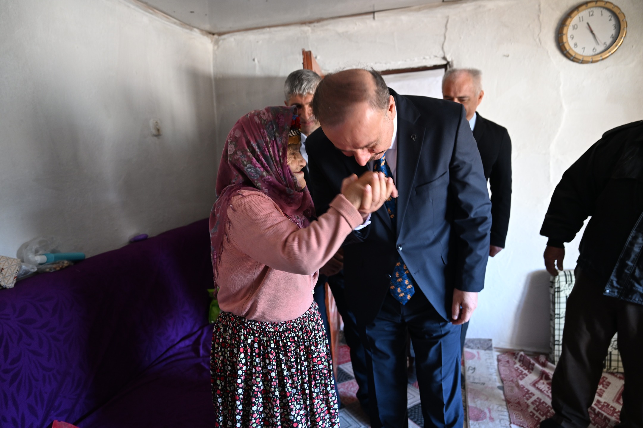 Vali Erin’den Şehit Annesine Duygulandıran Ziyaret (2)