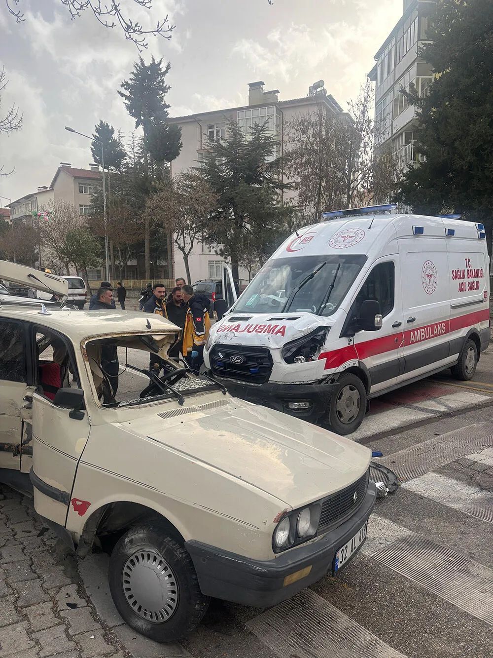 Isparta’da Ambulans İle Otomobi̇l Çarpişti (10)